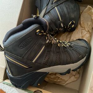 NWT Men’s Keen Voyageur Boot Raven/Tawny Green